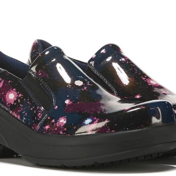- Women's Appreciate
Medium/Wide/X-Wide
Slip Resistant Clog - Picture 1 of 4